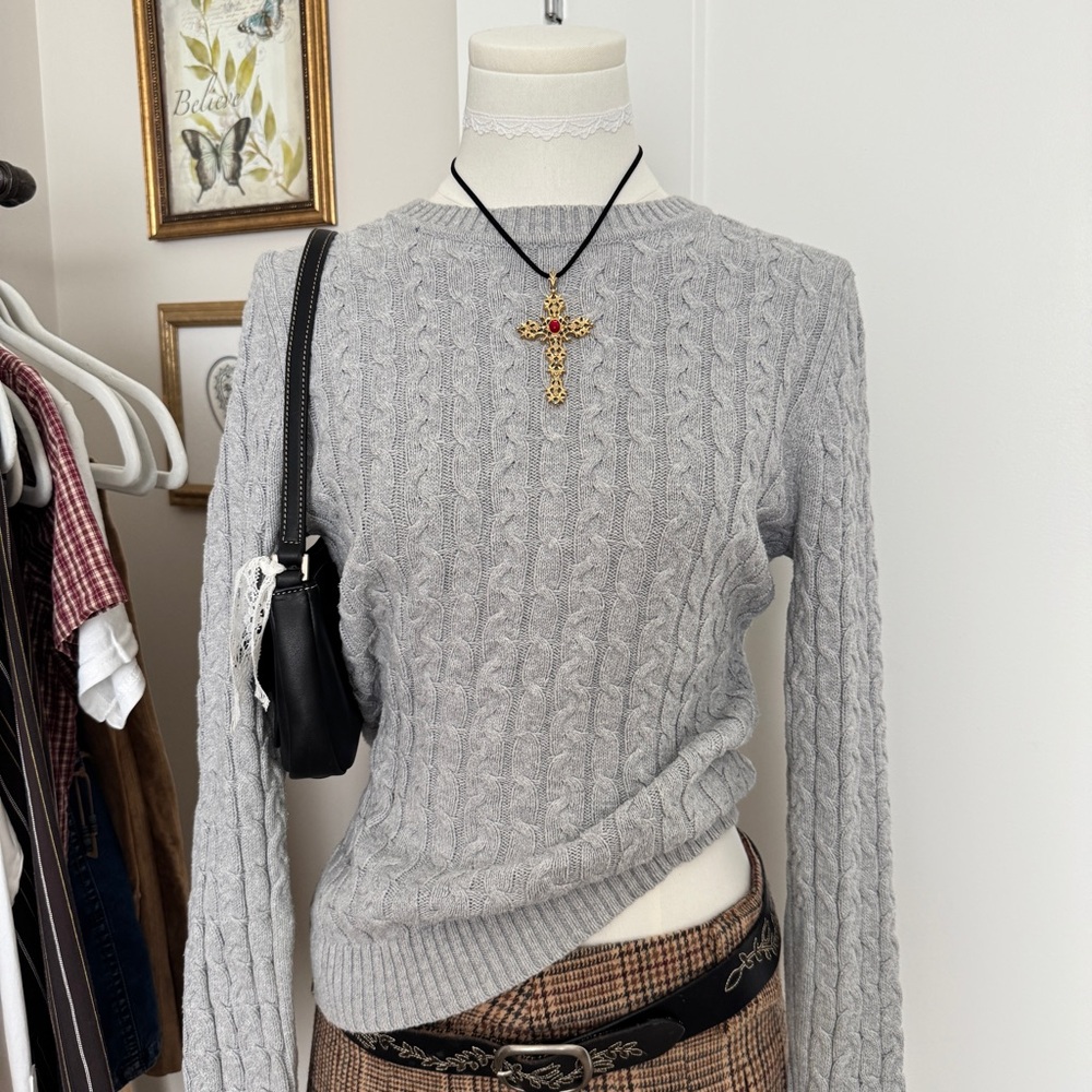 vintage grey cable knit crew sweater - Picture 2 of 8